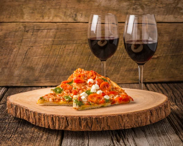 Pizza Slices och vin — Stockfoto