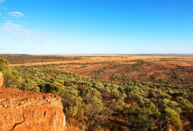 Batı Queensland, Avustralya 'daki uzak Winton kasabasını çevreleyen manzara. Bu sahne, Avustralya Dinozorlar Çağı kompleksinin gözcüsünden çekildi. Kasabadan yaklaşık 26 km uzaklıkta..