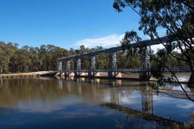 Gogeldrie Weir, Murrumbidgee Nehri, Yeni Güney Galler 'de Leeton yakınlarında, Avustralya