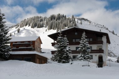 Chalets yan tarafında bir dağ yakınındaki village Warth-Schrocken, Avusturya