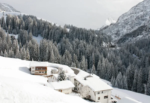 Chalets en la ladera de una montaña, cerca del pueblo de Warth-Schrocken, en Austria — Foto de Stock