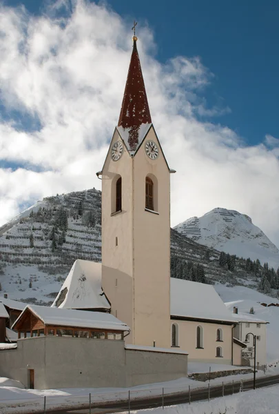 En kyrka, i den pittoreska alpina byn av Warth-Schröcken, i Österrike — Stockfoto