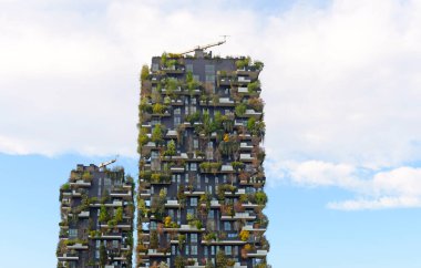 MILAN, İtalya - 25 Mart 2019: Il Bosco Verticale (dikey ahşap), Porta Nuova 'daki ünlü zindanlar. Düzlükler 2014 'te tamamlandı ve şimdi, beş yıl sonra, bitkiler ve ağaçlar olgunlaştı.