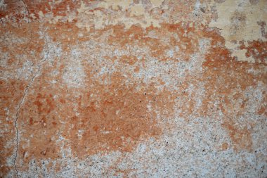 Eski boyanmış, pul pul dökülmüş ve kırık eski İtalyan duvarı turuncu, sarı, gri ve beyaz. Mükemmel bir geçmiş