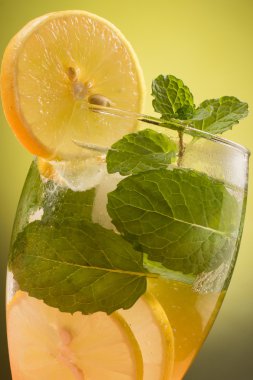 Ahududu içki kokteyl