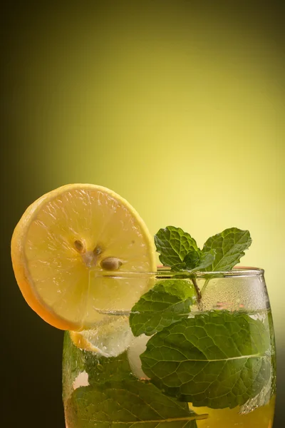 Limettenschorle trinken Stockbild