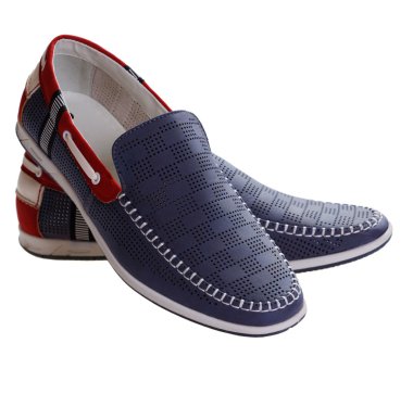 Kırmızı ve mavi yaz ayakkabılar. Beyaz arka plan üzerinde izole