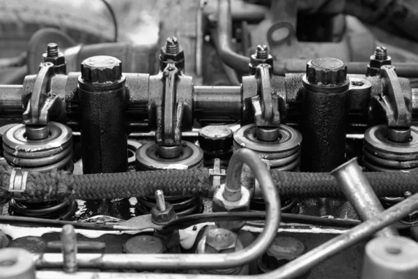 Dizel kamyon motoru açıldı