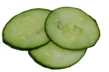 taze salatalık dilimleri. beyaz izole