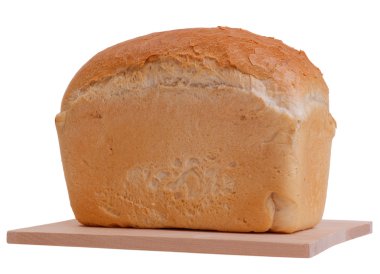 Beyaz arka planda izole edilmiş kesme tahtasındaki somun ekmek