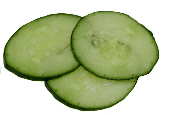 Verse plakjes komkommer. geïsoleerd op wit — Stockfoto