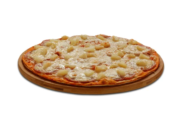 Pizza Hawai con ananas y filete de pollo. Sobre fondo blanco —  Fotos de Stock