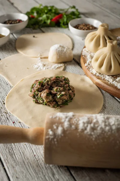 Feche Prato Bolinhos Khinkali Caucasiano Servido Chapa Contexto Com Ingredientes — Fotografia de Stock