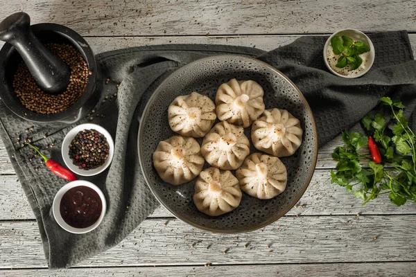 Vicino Agli Gnocchi Khinkali Caucasici Serviti Sul Piatto Sfondo Con — Foto Stock