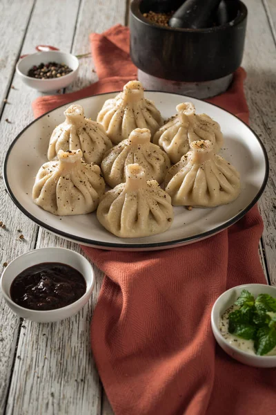 Cerca Del Plato Dumplings Khinkali Caucásicos Servidos Plato Fondo Con — Foto de Stock