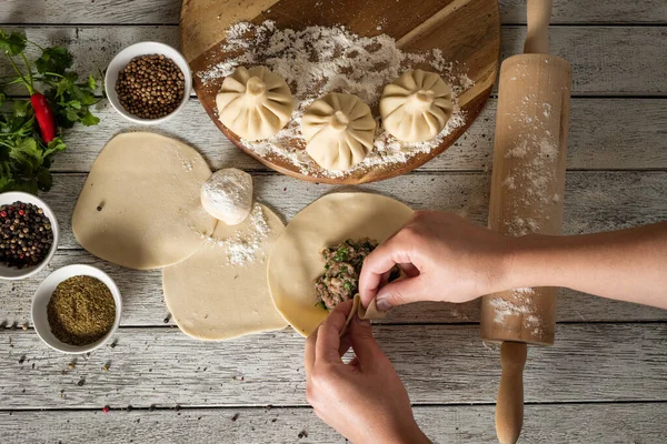 皿の上で提供される白人のキンカリの餃子料理に近い 材料や散布されたスパイスの背景 ロイヤリティフリーのストック画像