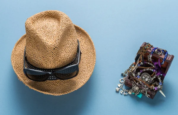 Modeaccessoires mit Hut, Sonnenbrille, Halskette — Stockfoto