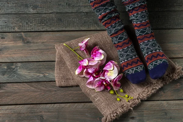 Kleur sokken op een houten vloer — Stockfoto