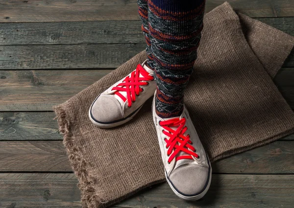 Barevné ponožky na dřevěnou podlahu — Stock fotografie