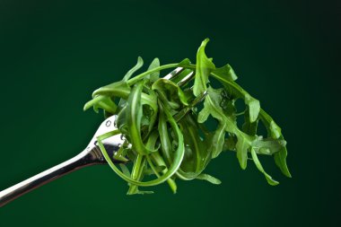 Koyu arkaplanda roka