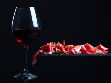 Jamon kırmızı şarap ile