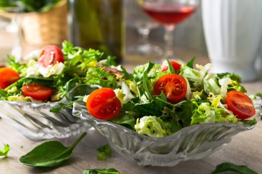 vegan domates, roka, ıspanak salatası