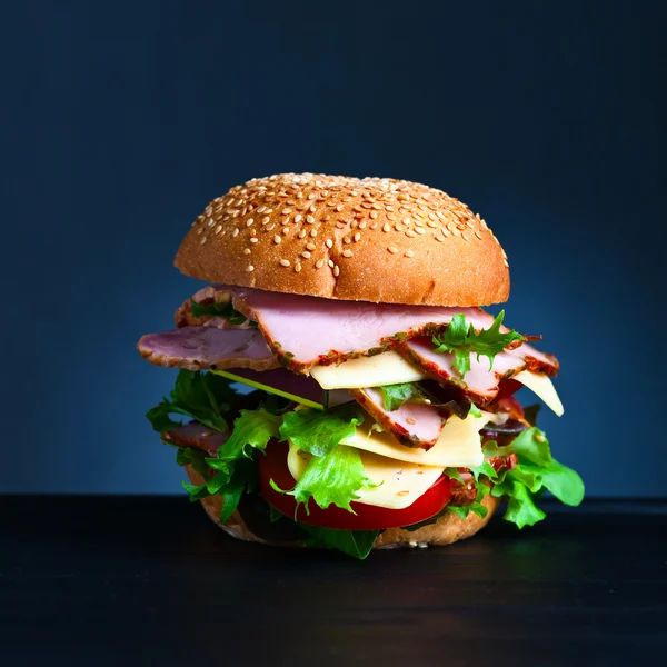 Hamburger met ham en salade — Stockfoto