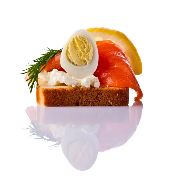 Sándwich con salmón y huevo — Foto de Stock