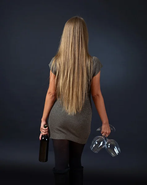 Jeune belle femme avec du vin rouge — Photo