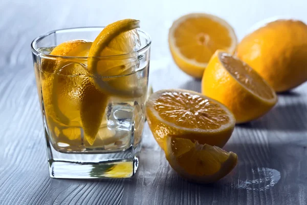 Gin with lemon and ice — Stock Photo, Image