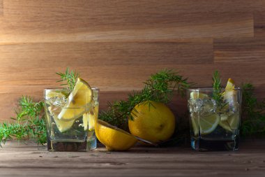 Limon ve ardıç şube ile cin