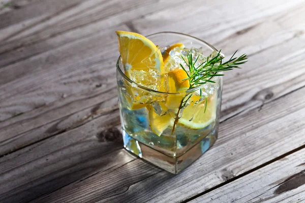 Gin mit Zitrone — Stockfoto
