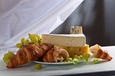 üzüm ve kruvasan ile çeşitli peynirler