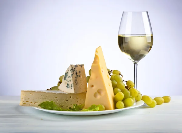 Cheeses with grapes and wine — Stock Photo, Image
