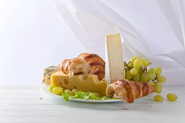 ブドウとクロワッサンとチーズします。 — ストック写真