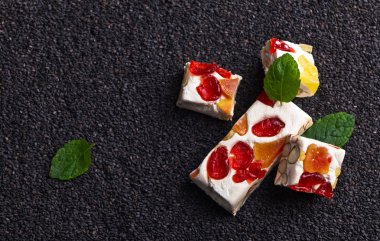  nuga üzerinde siyah susam