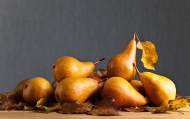  Armutlar ahşap masada.