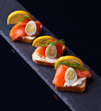 sandviç somon balığı, yumurta ve limon ile 