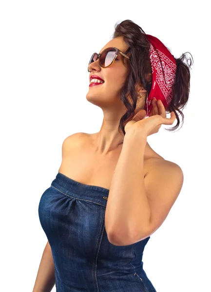 Giovane bella donna con occhiali da sole — Foto Stock
