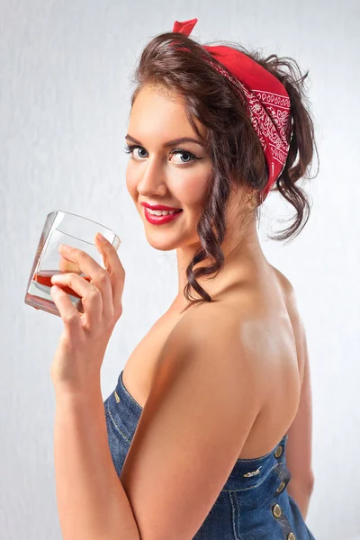 Jonge vrouw met glas — Stockfoto