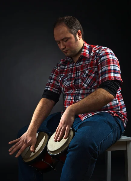 Porträtt av musiker med bongo — Stockfoto