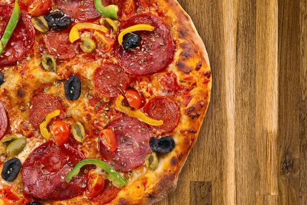 Pizza con salami y pimentón —  Fotos de Stock