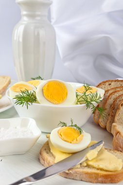  haşlanmış yumurta ile Kahvaltı