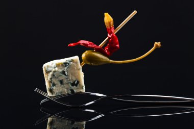konserve kapari, biber ve mavi peynir 