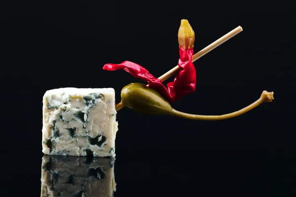 Ingeblikte kappertjes, paprika en blauwe kaas — Stockfoto