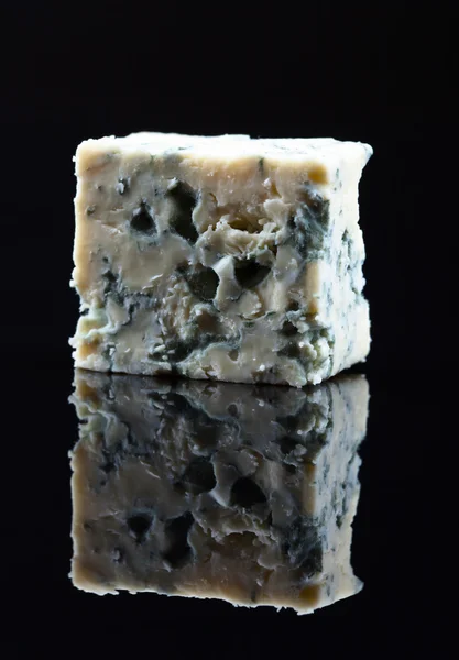 Siyah bir zemin üzerine mavi peynir — Stok fotoğraf