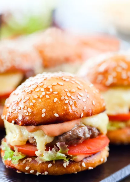 Hamburguesas con queso y carne de res —  Fotos de Stock