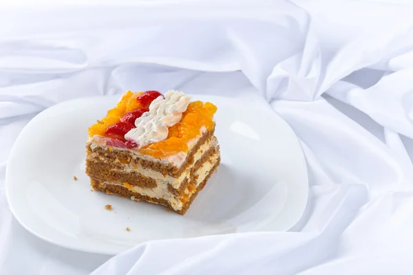 Bolo de mel com morangos e laranja — Fotografia de Stock