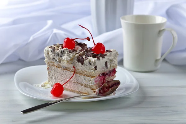 Pastel casero con cerezas y chocolate —  Fotos de Stock