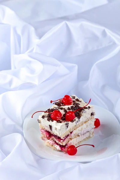 Torta fatta in casa con ciliegie e cioccolato — Foto Stock